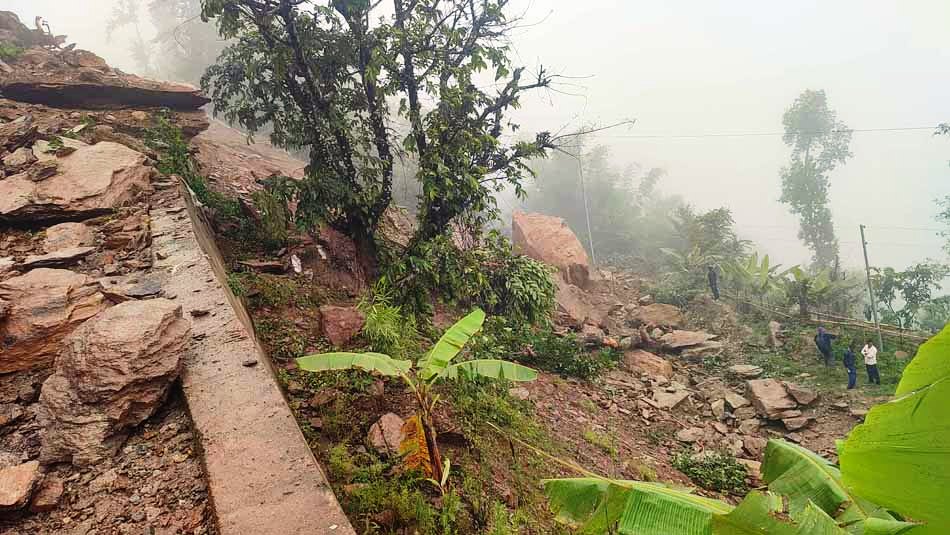 पहिरोले मध्यपहाडी लोकमार्ग अवरुद्ध, बोलबमका लागि हलेसी आउने तीर्थालु अलपत्र